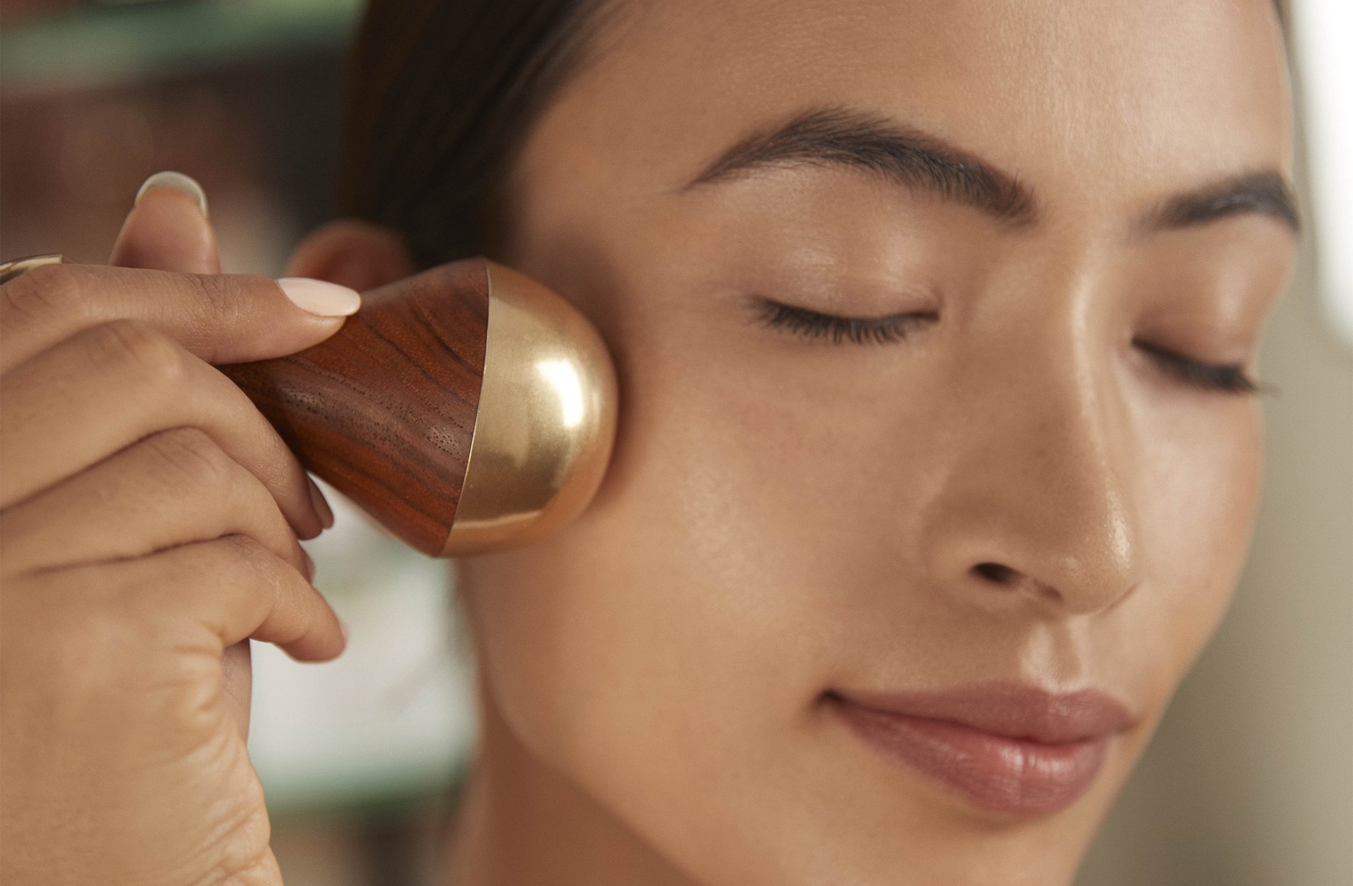 image of model using kansa wand